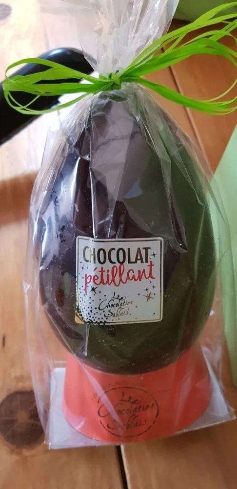 Grand œuf en chocolat au lait