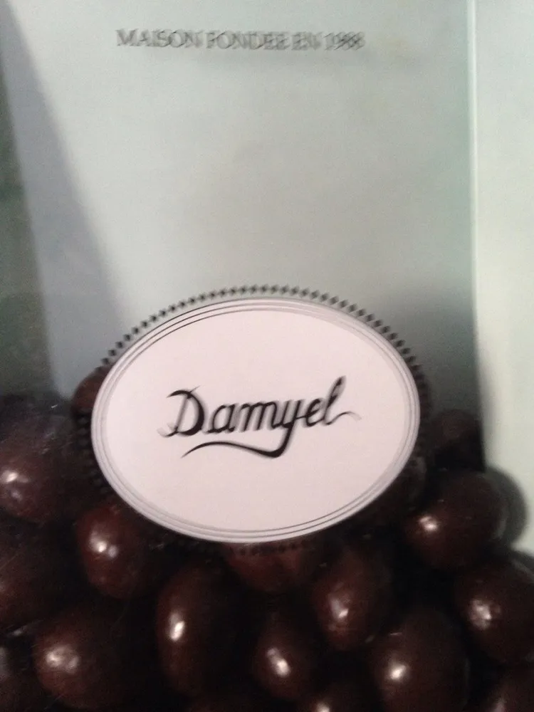 Amandes et noisettes enrobées de chocolat