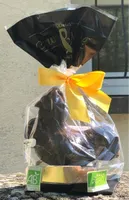 "POULE" de chocolat noir 55% de cacao garni de figurines,  130g