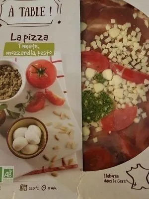 La pizza tomate, mozzarella, pesto