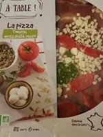 La pizza tomate, mozzarella, pesto