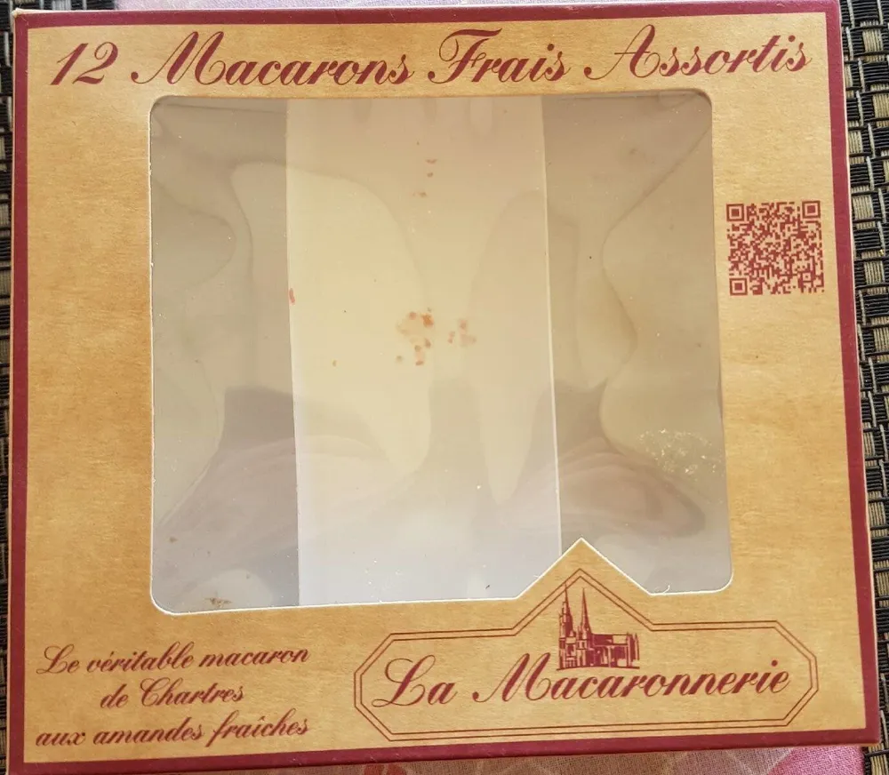 12 macarons frais assortis