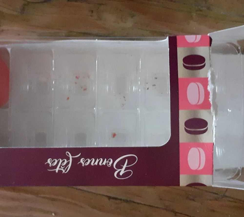12 Macarons Cassis, framboise, cerise, fraise