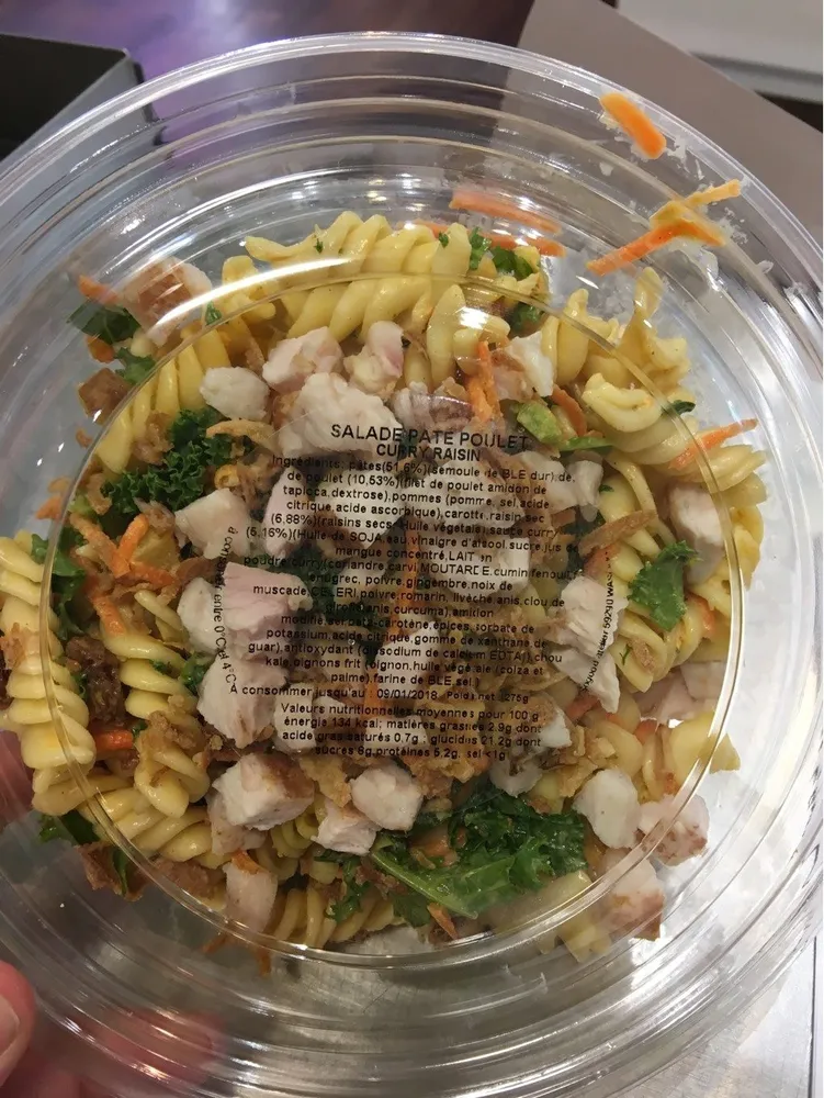 Salade de pâtes au poulet et curry raisin
