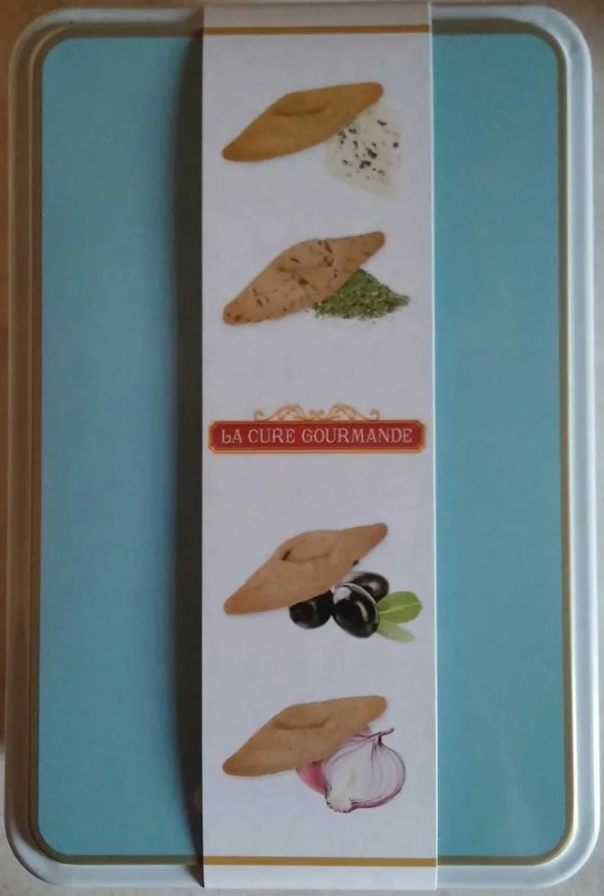 Assortiment de biscuits salés, saveur du sud : oignon, herbes de provence, roquefort et olive noir