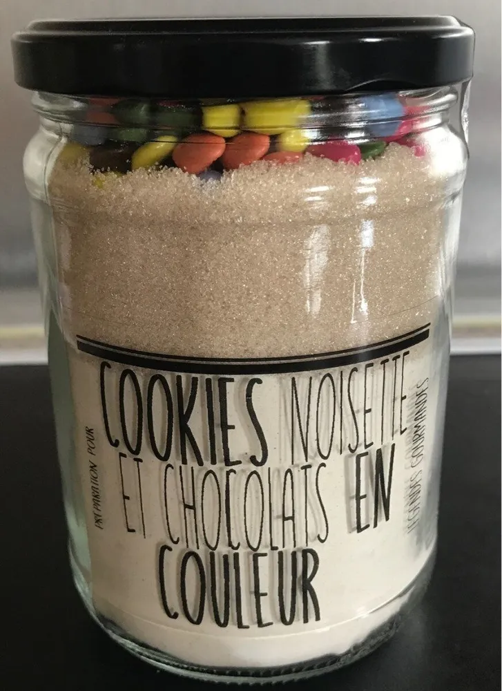 Cookies noisette et chocolats en couleur