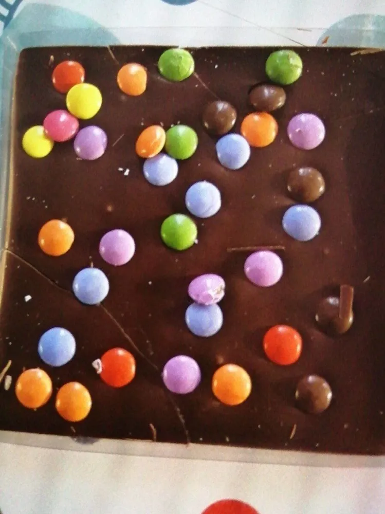 Tablette de chocolat noir et lentilles colorées au chocolat