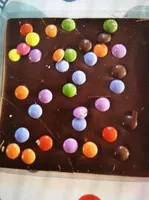 Tablette de chocolat noir et lentilles colorées au chocolat