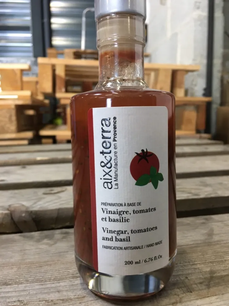 Vinaigre, tomates et basilic