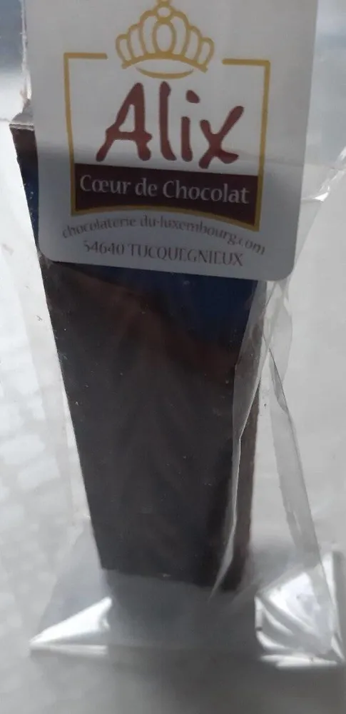 Feuilleté  amandes noir prlainé aux amandes affilees