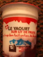 Le yaourt sur lit de fruit fraise