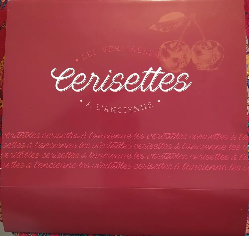Cerise à queue et à noyau dans une crème liqueur