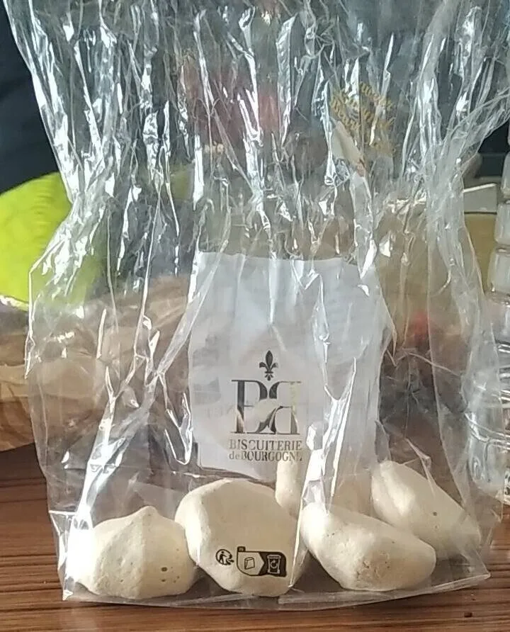 Meringues colorées saveur caramel beurre salé