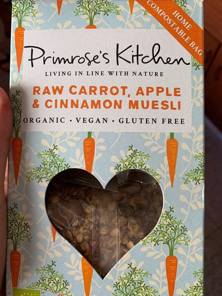 Raw carrot, apple & cinnamon muesli