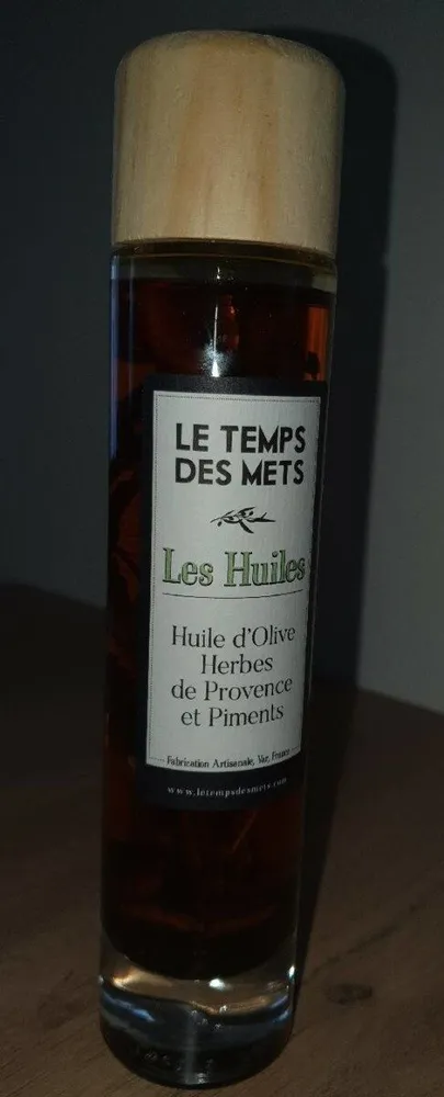 Huile d'olive, herbes de Provence et Piments.
