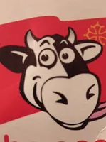 Yaourt de la ferme brassé sur lit de fraise