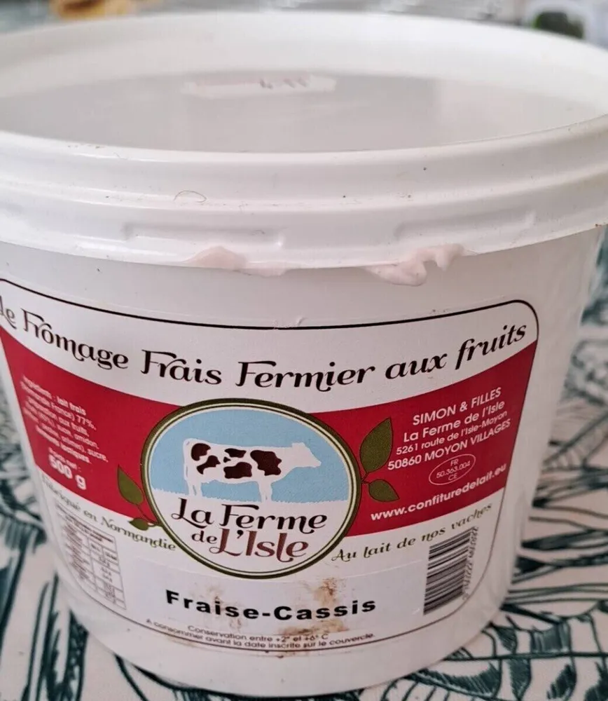 Le fromage frais aux fruits fraises et cassis