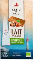 Tablette de chocolat au lait avec noisettes torréfiées et fleur de sel