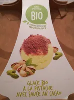 Glace bio à la pistache avec sauce au cacao