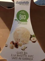 Glace bio à la noisette avec sauce gianduja