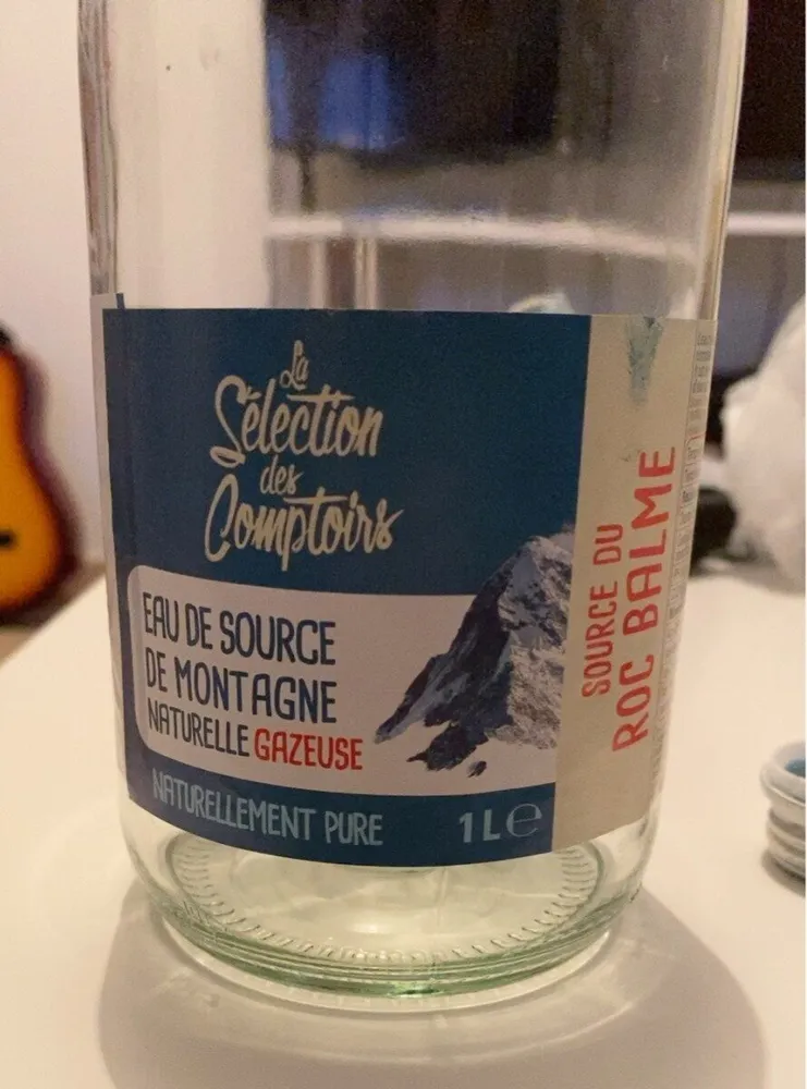 Eau de source de montagne gazeuse