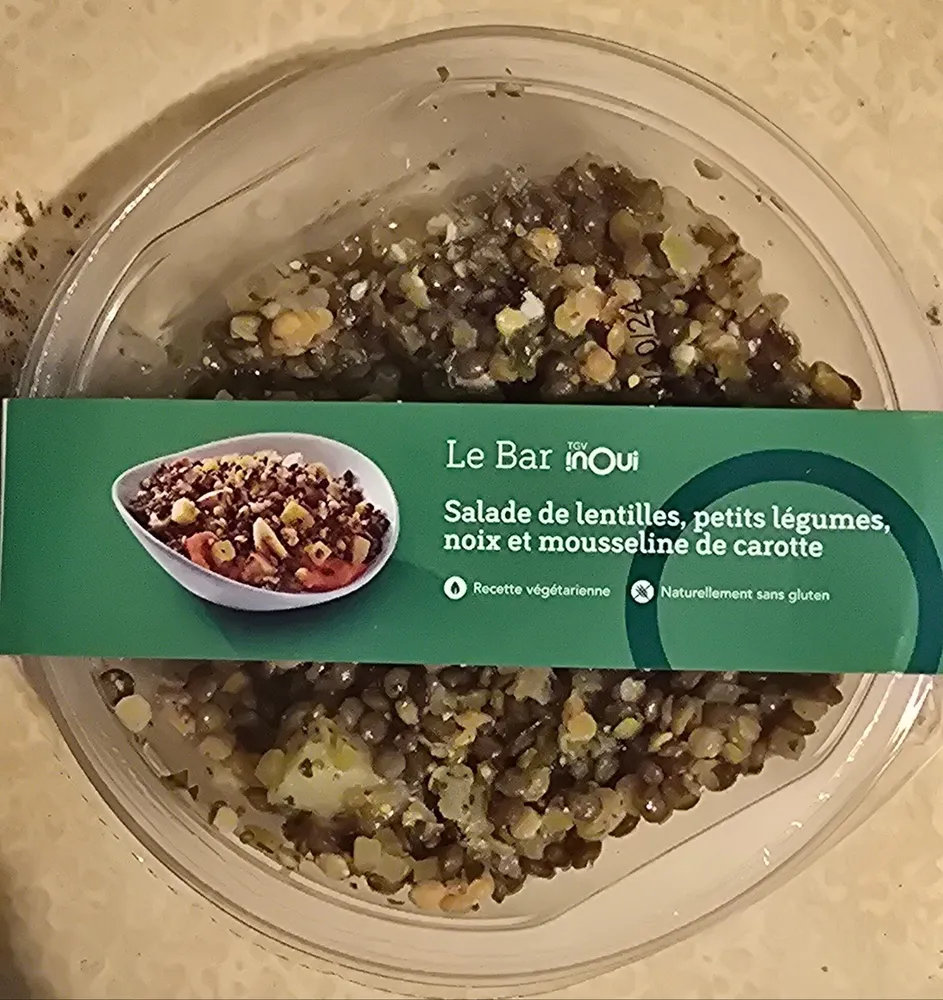 Salade de lentilles, petits légumes, noix et mousseline de carottes
