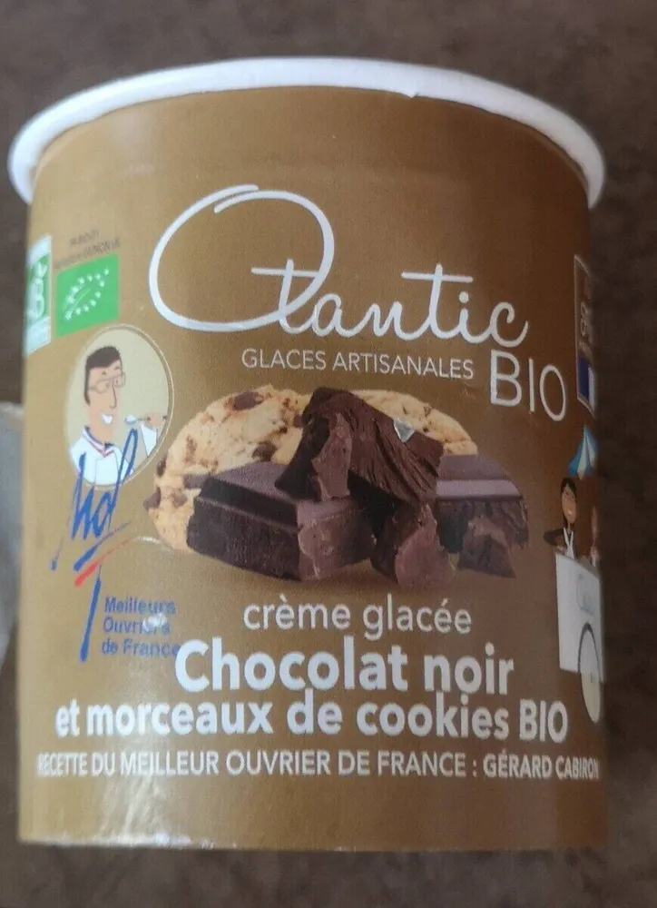Crème glacée au chocolat noir et morceaux de cookies bio