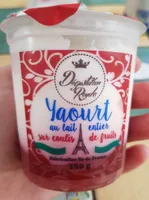 Yaourt au lait entier sur coulis de fruit rouge