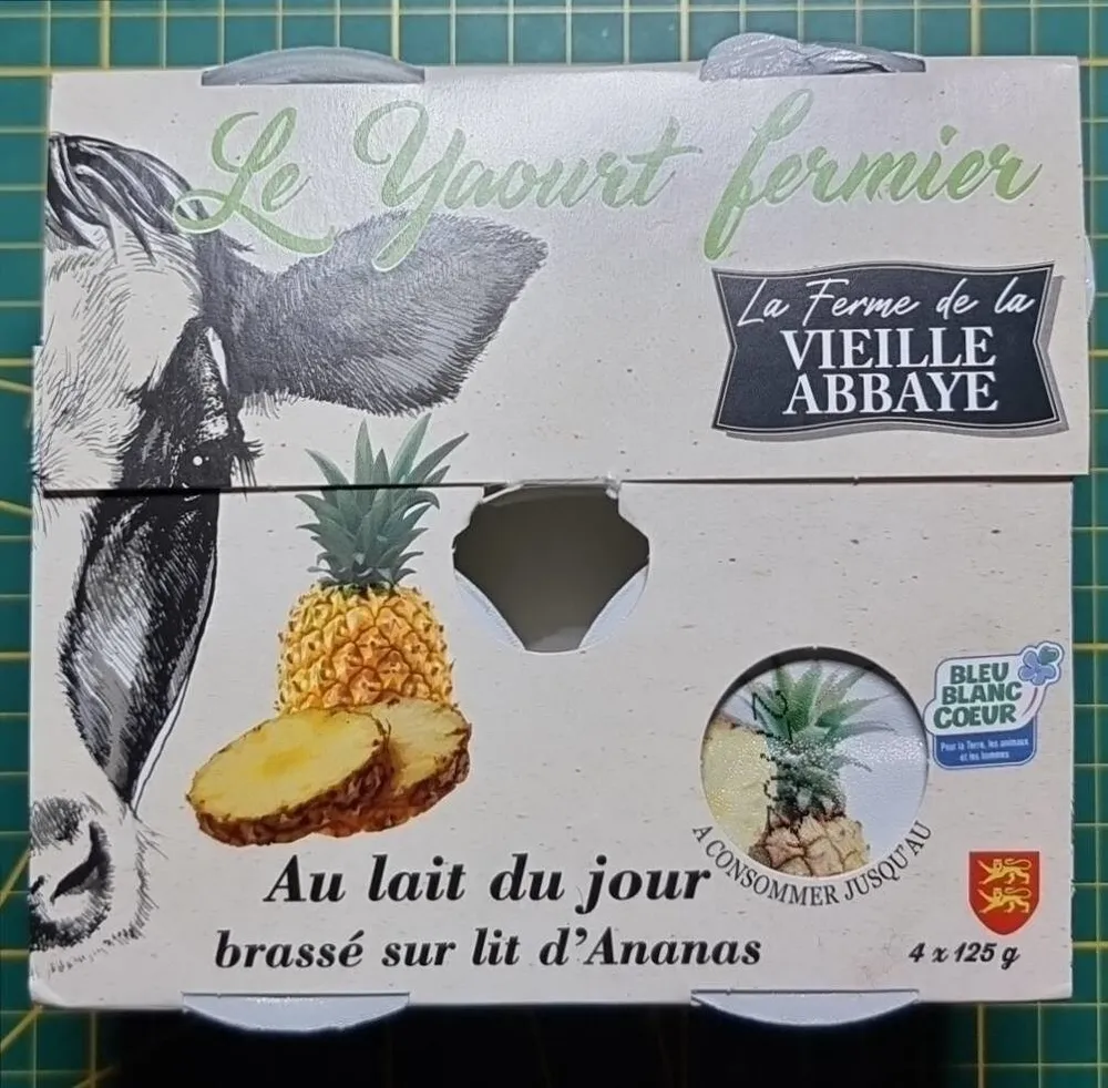 Le yaourt fermier au lait du jour brassé sur lit d'Ananas