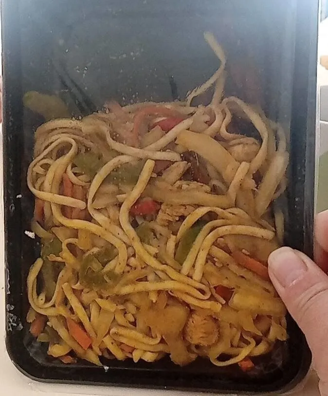 Tallarines au poulet curry
