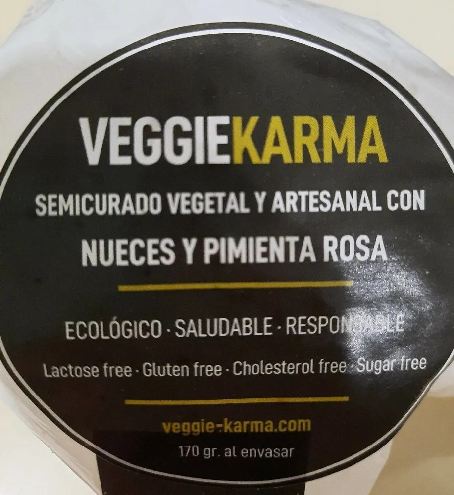 Semicurado vegetal con nueces y pimienta rosa