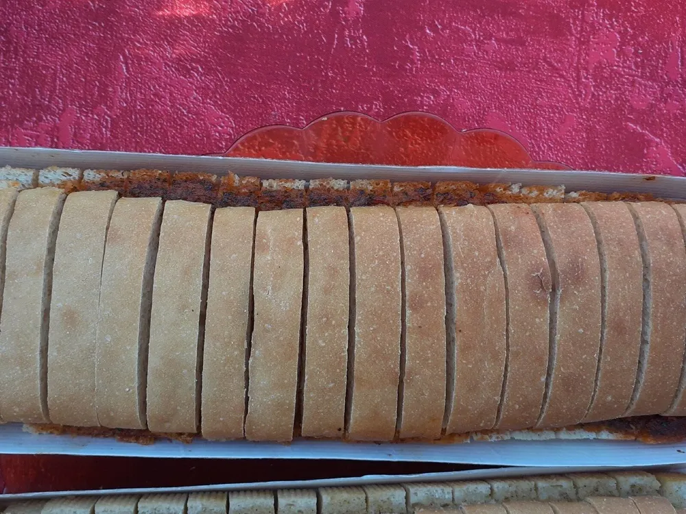 Pain précuit tranché garni de tomate et basilic décongelé