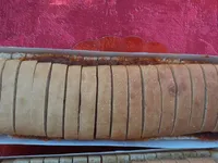 Pain précuit tranché garni de tomate et basilic décongelé