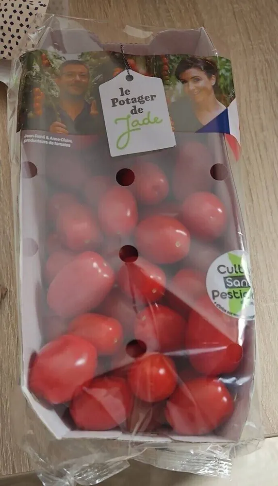 Tomates cerises allongées