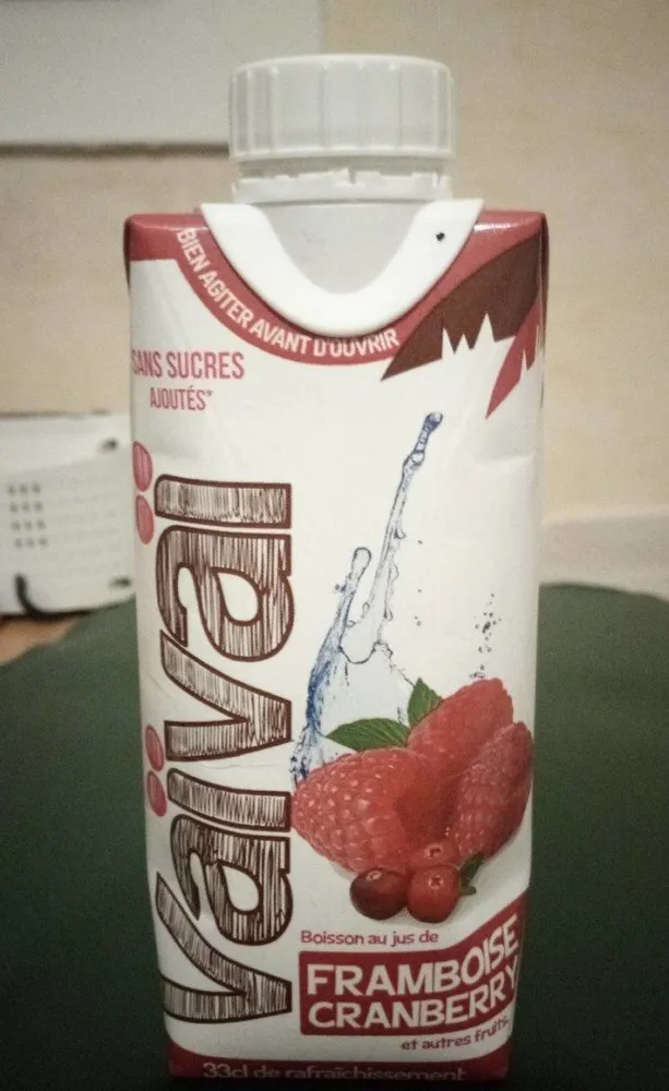 Boisson au jus de framboise cranberry et autres fruits