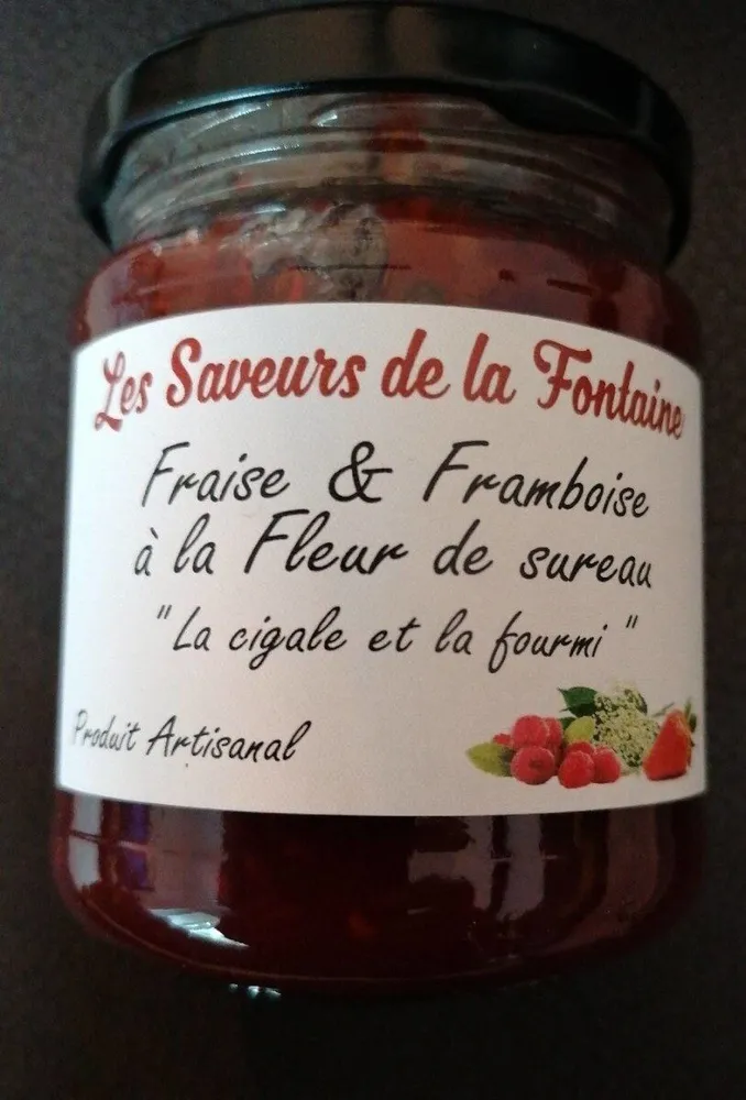Confiture de fraises et framboises à la fleur de sureau