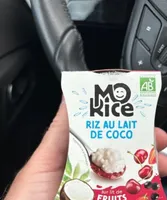 Riz au lait de coco sur lit de fruits rouges