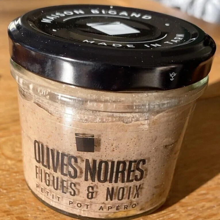 Olives noires figues et noix