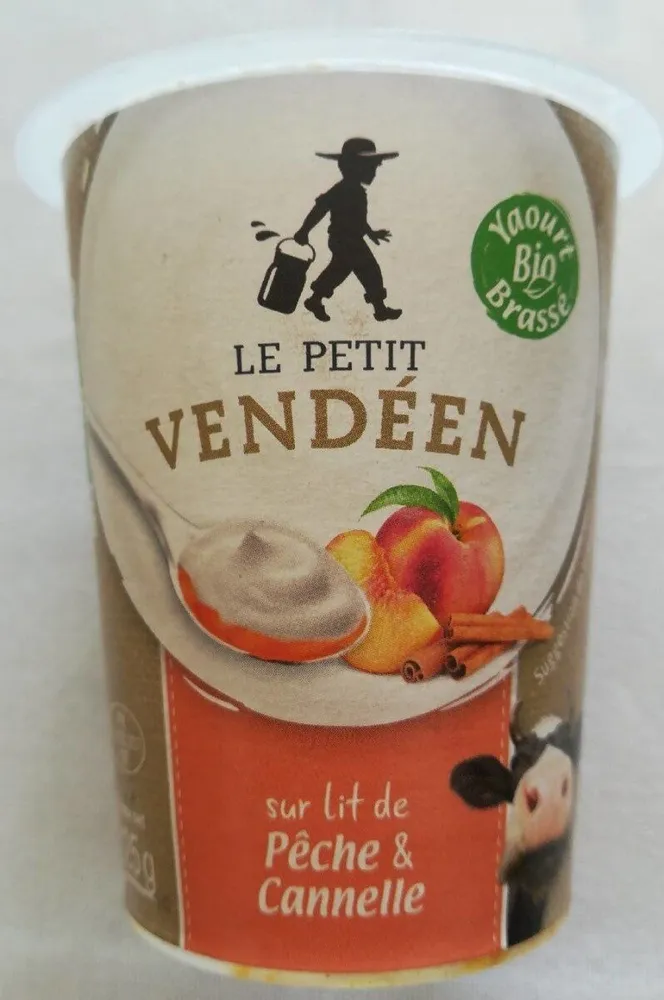 Le petit vendéen sur lit pêche et cannelle