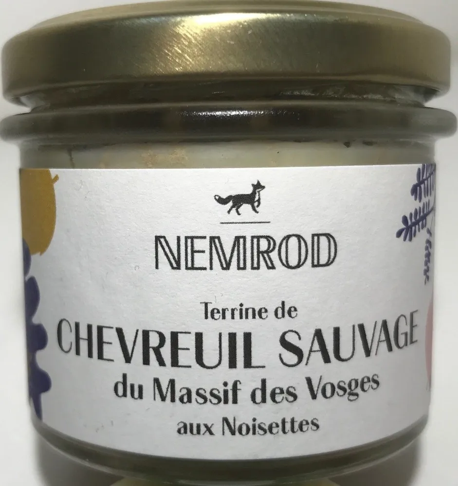 Chevreuil Sauvage du massif des Vosges aux noisettes