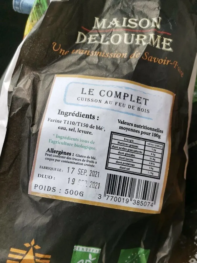 Pain complet cuit au feu de bois bio