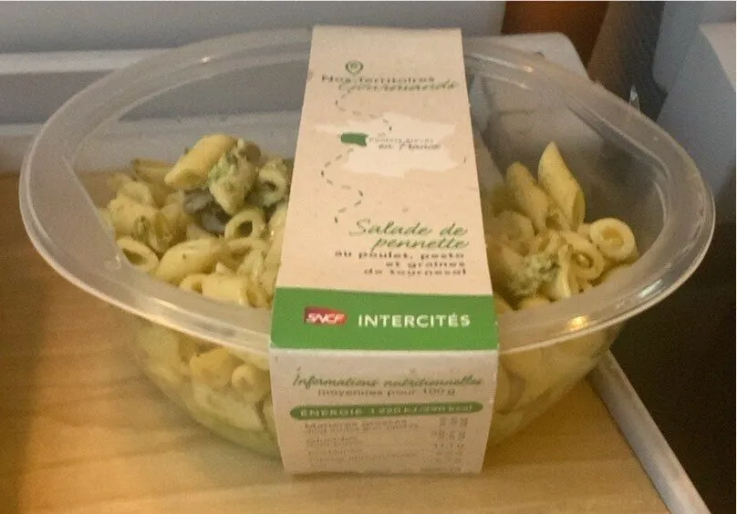 Salade de pennette au poulet, pesto et graine de tournesol