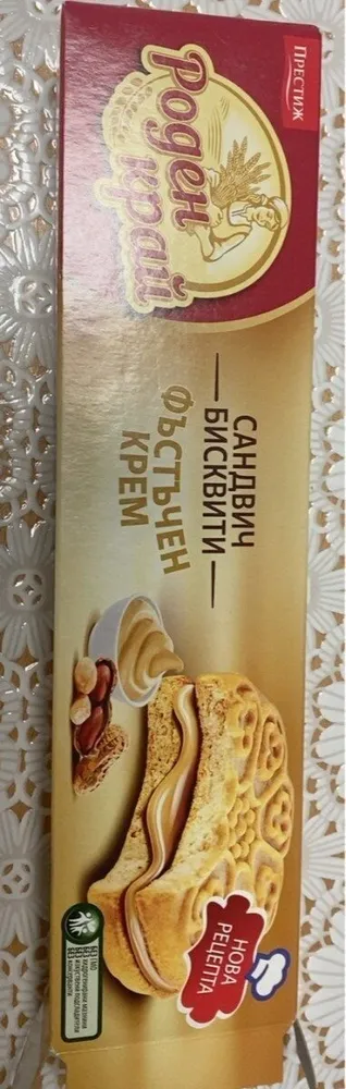 Sandwich biscuit with peanut cream