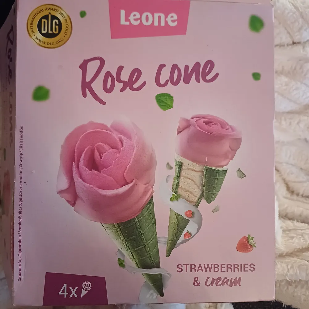 Rose cone strawberry & cream