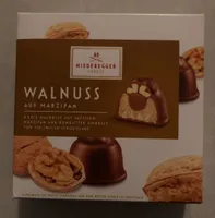 Walnuss auf Marzipan