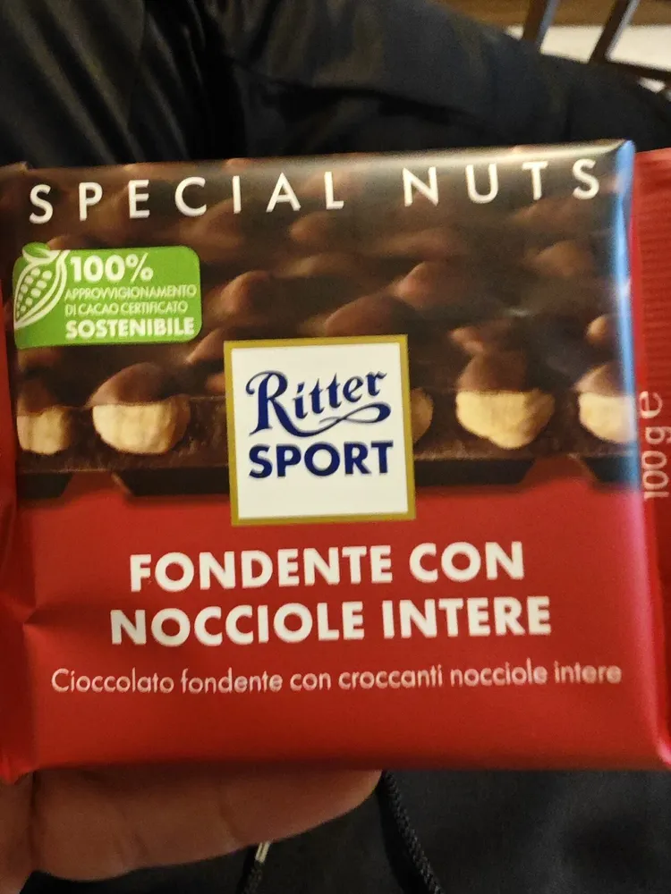 DARK WHOLE HAZELNUTS