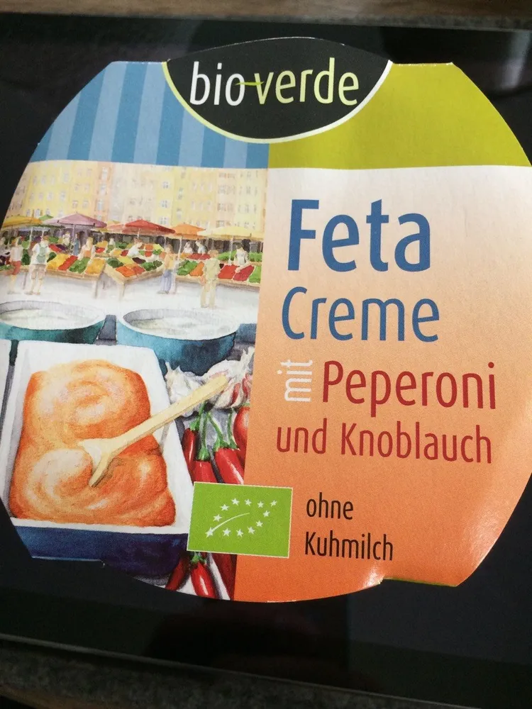 Feta Creme mit Peperoni und Knoblauch