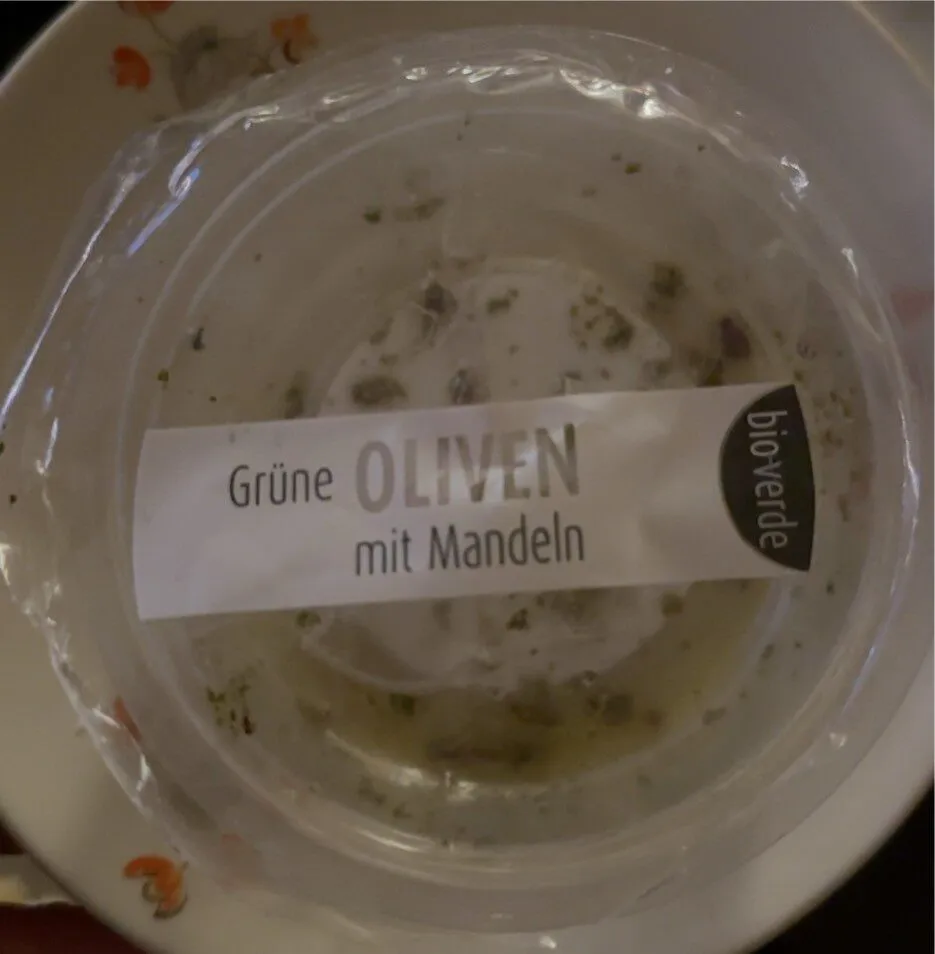 Grüne Oliven mit Mandeln