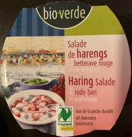 Bio verde salade de Harengs à la batterave rouge seuce yaourt