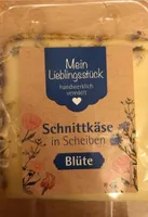 Schnittkäse mit blumen- und blättermischung